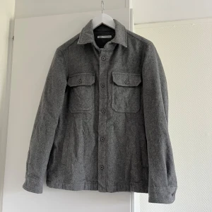 Ny zara skjort jacka  - Ny oanvänd inget att anmärka på.  Normal i storlek🫶🏻