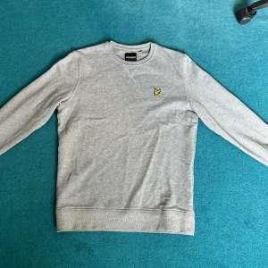 Lyle & Scott tröja grå S - Som ny, använd 2 gånger