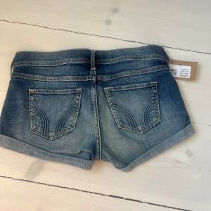 Säljer dessa snygga hollister låg midjade short eftersom dom tyvärr inte passade mig. Köpt från Sellpy i jätte bra skick och har själv inte använt dom. Lappen sitter även kvar❤️