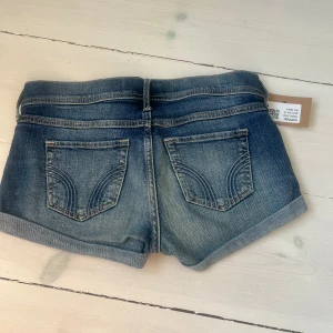 Hollister lågmidjade shorts  - Säljer dessa snygga hollister låg midjade short eftersom dom tyvärr inte passade mig. Köpt från Sellpy i jätte bra skick och har själv inte använt dom. Lappen sitter även kvar❤️
