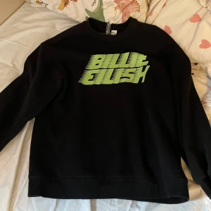 Billie eilish tröja  - Billie eilish tröja  Använd men är i bra skick Är storlek XS men är stor för att vara XS 