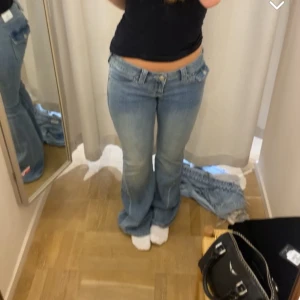 True religion jeans - Säljer mina helt nya ljusblå true religion jeans(se sista bilden som visar att dem är nya).Säljer då dem var lite för långa och inte kunde lämna tillbaka. Dem är i storlek 27🩷 nypris 1200kr och säljer för 850kr, pris kan diskuteras🩷
