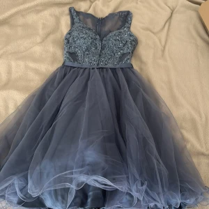 Blå klänning  - Använd endast en gång  Längden på hela klänningen 94cm Kuddar kommer med 