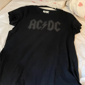 ACDC t-shirt - ACDC t-shirt  Använd 3-6 gånger typ  Som ny! Den är storlek XL ”för” kvinnor 