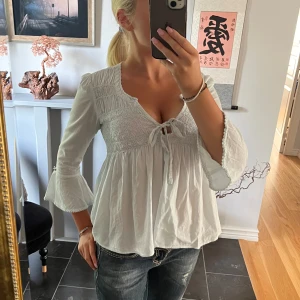 En mycket fin blus som står att det är storlek 0 vilket är 32 som är xxs men sitter som xs - En väldigt fin blå, turkos blus i mycket bra skick. Färgen är svår att fånga på bild då det är en mycket fin ljus blå turkos färg❤️