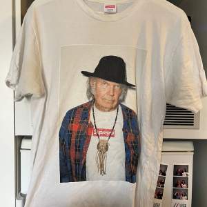 Säljer min Supreme Neil Young t-shirt som jag håller kär. Från SS15 (2015), storlek M! Äkta självklart annars alla pengar x2 tbx