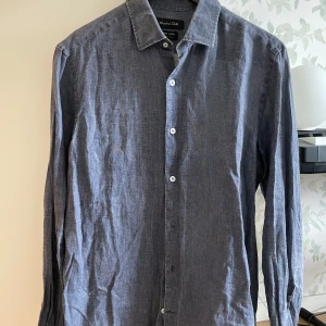 Massimo dutti linneskjorta (M) - Säljer en skjorta från Massimo dutti i 100% linne. Storleken är M. Fint skick inga hål eller defekter.  Personen på bilden är 187cm 