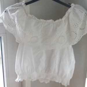 Vit blus - Säljer en vit blus med mönster från kappahl. Storlek 158.