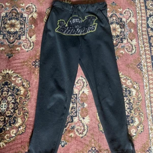 Trapstar Sweatpants London Shooters - Säljer ett par feta trapstar sweatpants för har inte kommit till nån användning på sistone  