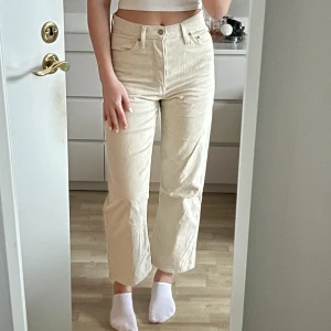 Levi’s manchester byxor.  - Levi’s manchester byxor i modell ribcage straight. Storlek 28. Säljer då de är lite för korta för mig (är 168cm). Förslag på pris är välkomna💗😊