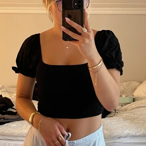 Topp - Svart topp med lite puffiga ärmar från bikbok. Supersöt men används inte längre💕