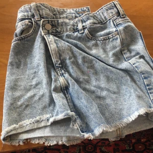 Jeans Kjol - Här har vi en jättefin jeans kjol!🫶🏻 Man kan spänna åt den eller spänna ut den om den är för liten/stor🤩🌸 Den här kjolen passar bra för 8-9åringar eller 9-10-11 åringar (använde när jag var 10/11år passade precis perfekt också🫶🏻😘