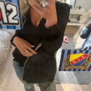 Stella mccartney liknade - Säljer min jättefina stella mccartney liknade väska då den inte används längre! Väl använd men fint skick!❤️ Skriv för frågor 