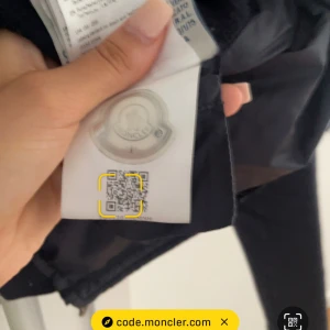 Moncler cardigan  - Säljer min fina jacka då den inte kommer till användning längre. Den passar till allt och är i väldigt bra skick. För fler bilder så hör av dig privat! 