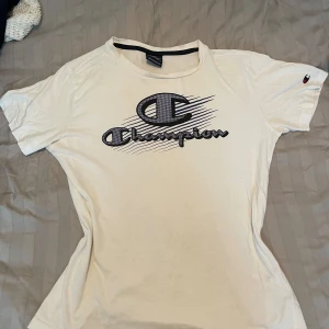 T-shirt - Säljer denna t-shirt då den inte kommer till användning! Storlek XL men sitter definitivt mer som en S💕