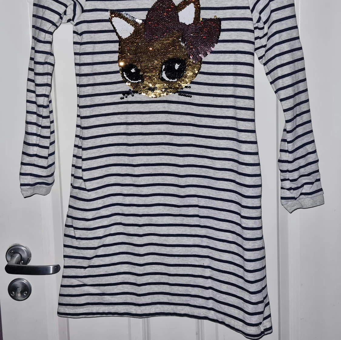 Randig klänning med paljettmotiv