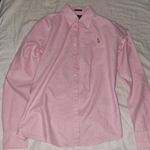 Ralph lauren skjorta - Nyskick! Storlek 6 gissar att det är Herrstorlek xs ungefär. Skriv för fler bilder.