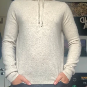 Soft goat hoodie - Hej! Säljer min riktigt snygga soft goat hoodie då den inte kommer till användning. Den är i 100% Kashmir och är i väldigt bra skick,inga tecken på användning. Pris kan diskuteras!