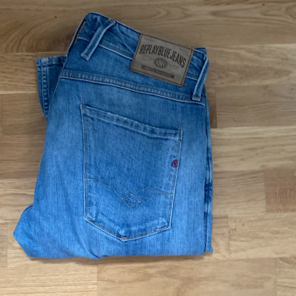 Säljer nu mina riktigt snygga replay anbass i mycket fint skick. De har inga defekter och är knappt använda. Han på bilden är 185 cm. Tveka inte på att höra av dig vid funderingar/olle.. Jeans & Byxor.