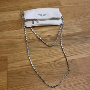 Zadig liknande väska - Extremt bra skick har använt max 4 gånger. Liknar en Zadig Voltaire väska ❤️
