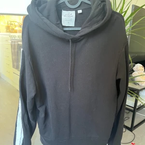Hoodie  - Hoodie från cheap monday med detaljer på armar och luva, använd med gott skick 