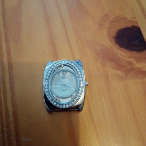Klocka utan rem. - Klocka med stenar och utan rem,nytt batteri samt rem.Märke Visa Quartz.