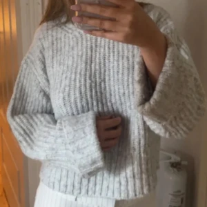 Supermysig stickad tröja🫶💖 - Sparsamt använd och i bra skick. Den är supermysig men säljs då den inte har kommit till användning på länge. Den är i storlek xxs men passar även mig som kan ha xs/s i tröjor också. Supermysig! Kan gå ner i pris vid snabb affär!