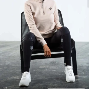 Mayadelorez tröja  - Säljer nu min maya delirez ridtröja eftersom den inte kommer till användning. Den är bara använd några gånger och är i fint skick. Kom privat för fler bilder. Nypris 900. Mitt pris 500 men kan diskuteras 💗