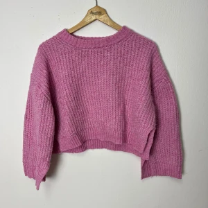 Stickad rosa tröja - Jätte fin rosa stickad tröja från Gina tricot. Säljer den för den är kort i armarna på mig, är 177. Är i bra skick och jätte mysig 💕💕