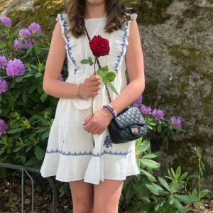 Fin sommar klänning🎀 - En fin klänning i bra skick. Använt en gång. Hittar ingen bättre bild just nu, är bortrest men fixar fler när jag kommer hem om någon är intresserad. Frakten står man för själv! Nypris tror jag är 400-500 går inte o köpa längre! 
