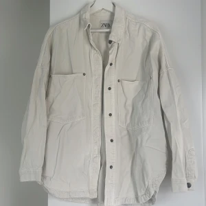 Jeansjacka - Jeansjacka från zara som sitter oversize på mig som brukar ha S/M 💗