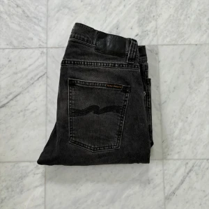 Nudie Jeans ”Lean Dean” - Säljer nu dessa otroligt snygga Nudie Jeans i den eftertraktade modellen Lean Dean. | Jeansen är i nyskick och har endast använts ett fåtal gånger. | Storlek: 29/30 | Nypris: 1900 kr | Hör av er vid minsta fråga eller fundering :)
