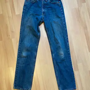 Högmidjade Levis jeans storlek 29/32. Lite slitna vid knäna