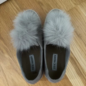 Grå finskor - Jättefina skor från steve Madde. Dom är i superfint skick. Originalproduktioner 900 säljer för 250 då jag vill få dom sålda snabbt. Skriv för frågor!