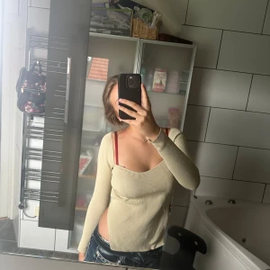 Beige tröja  - Jag vet inte riktigt vad denna typen av tröja heter. Men den är beige, långärmad och skön till hösten, även en sval sommarkväll. Jag äger samma i 3 andra färger och kände att jag behövde sälja minst en. Den kostade cirka 200kr när jag köpte den.