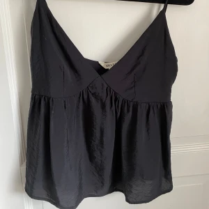 Svart blus  - Jätte söt blus ifrån veromoda🥰 använd en gång