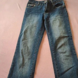 Lågmidjade jeans - Säljer dessa fina jeans som jag inte använder. Står att det är storlek 28 men skulle säga att den passar som en S. Jättebra skick och inga defekter!