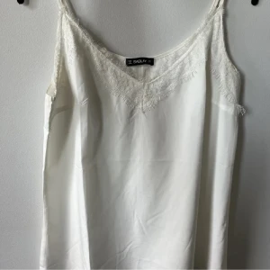 Vitt spets linne - Super fint linne med spetsdetaljer i mycket bra skick🫶