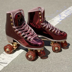 Rullskridskor - Snygga rullskridskor i färgen "plum", glänsande rödbrun med guld detaljer, från Impala Skates i storlek 37. Endast använda en gång så i skick som nya! Originalförpackning medföljer. Nypris: 1170kr.
