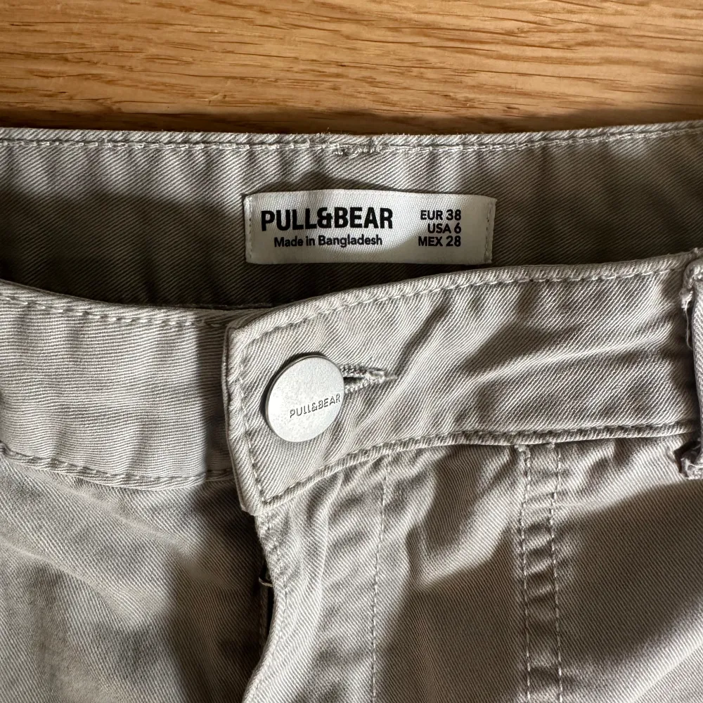 Cargobyxor från Pull&Bear med justerbar midja. Relaxed fit.. Jeans & Byxor.