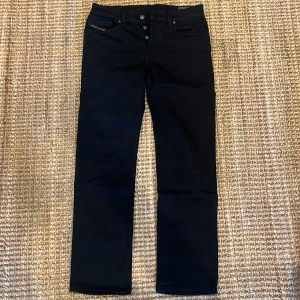 Diesel jeans - Svarta straight legged diesel jeans i bra skick, storlek: 28/30