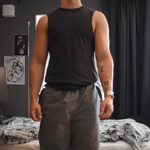 Linne / avklippt t-shirt - Svart linne, storlek xs men passar mycket större. Jag är 185cm 90kg för referens