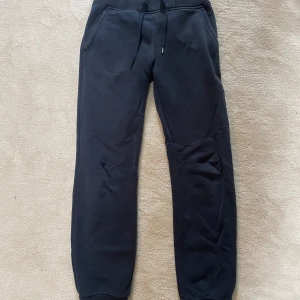 Mjukisbyxor från peak performance  - Snygga mjukis från peak i storlek xs, bra skick. Saknar endast en plupp på snörena (se bild två), dock inget som syns när man har dom på❤️‍🔥❤️‍🔥
