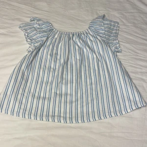 Blus - Jättegullig randig blus från zara☺️ passar nu till sommaren. Inga skador