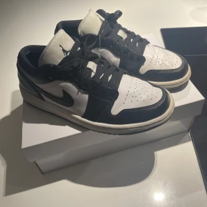 Air jordan 1  - säljer mina air jordan 1 då dom inte kommer till användning längre. Skorna är äkta och jag kan skicka med boxen om man skulle vilja. Skicka gärna prisförslag eller skriv vid fler frågor. Jag kan även tänka mig göra rent skorna innan jag skickar dom💞