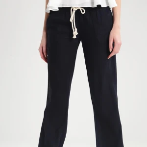 Roxy linnebyxor - säljer mina svarta roxy linnebyxor, fint skick och har inte använts många gånger! Säljer endast då jag behöver pengar💕 Skriv till mig vid frågor och funderingar!