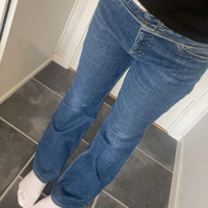 Robell jeans - Fina jeans med stenar på fickor. Lite stora i midjan för mig men funkar om jag viker ner kanten. Dom e ungefär mid waist om man inte viker ner kanten🤍 skriv vid frågor, intresse, bilder mm. Mått står på sista bilden😊
