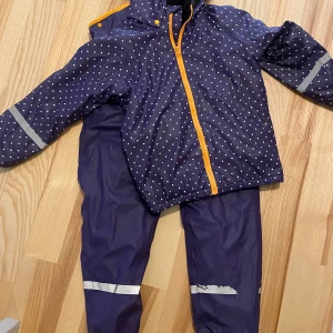 Fodrat regnställ  - Storlek 134/140. Fint skick bortsett från ett av skobanden samt reflexen. Har fotat dessa defekter.  Kolla gärna in mina andra annonser för samfrakt.  Jag säljer mycket barnkläder just nu .