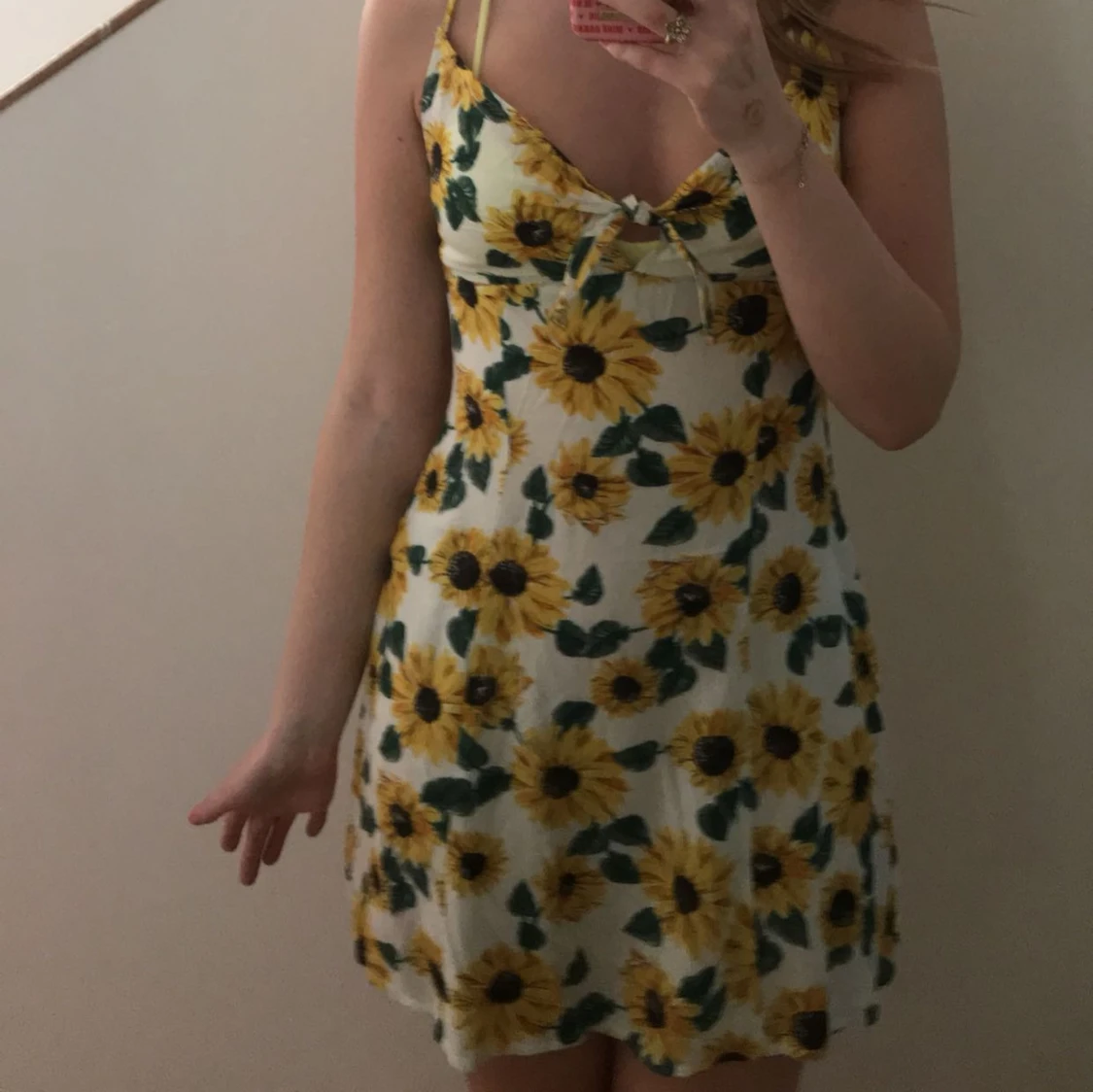 Vit blommig klänning