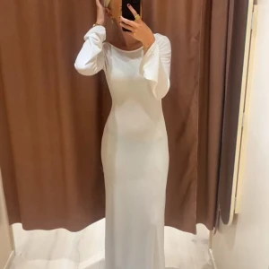 Strandklänning med öppen rygg - Säljer min strandklänning från Gina! Använd en gång! Skriv för fler bilder! Nypris: 599kr, mitt pris: 300kr